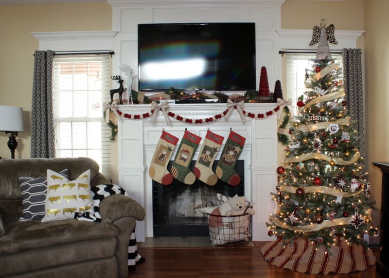 DIY Christmas Mantle