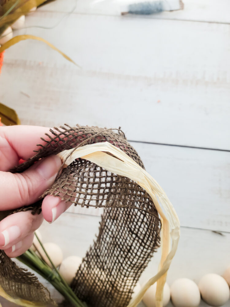 creating a burlap and raffia bow
